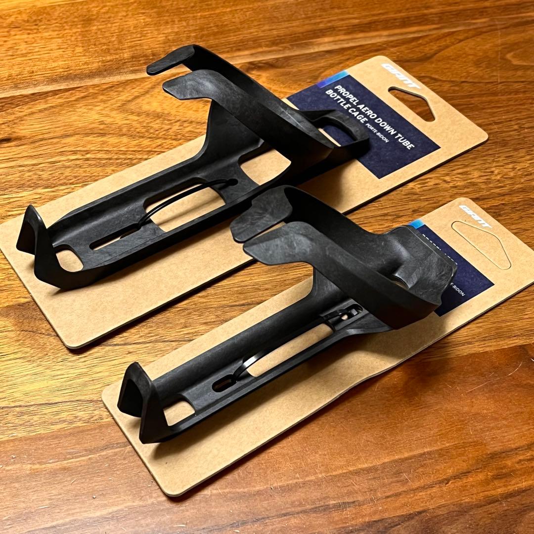 新品 GIANT カーボンエアロボトルケージ　2個セット