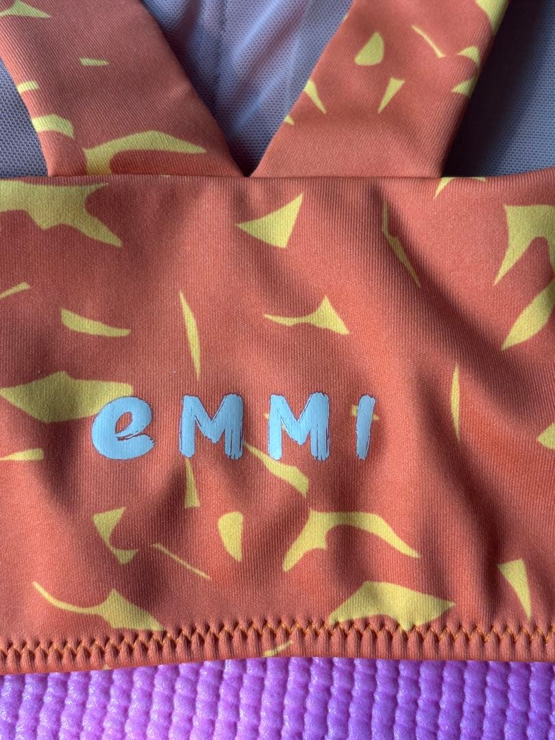 emmi の鮮やかオレンジセットアップ　ヨガウェア