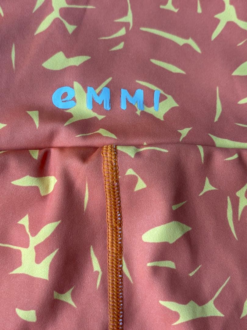 emmi の鮮やかオレンジセットアップ　ヨガウェア