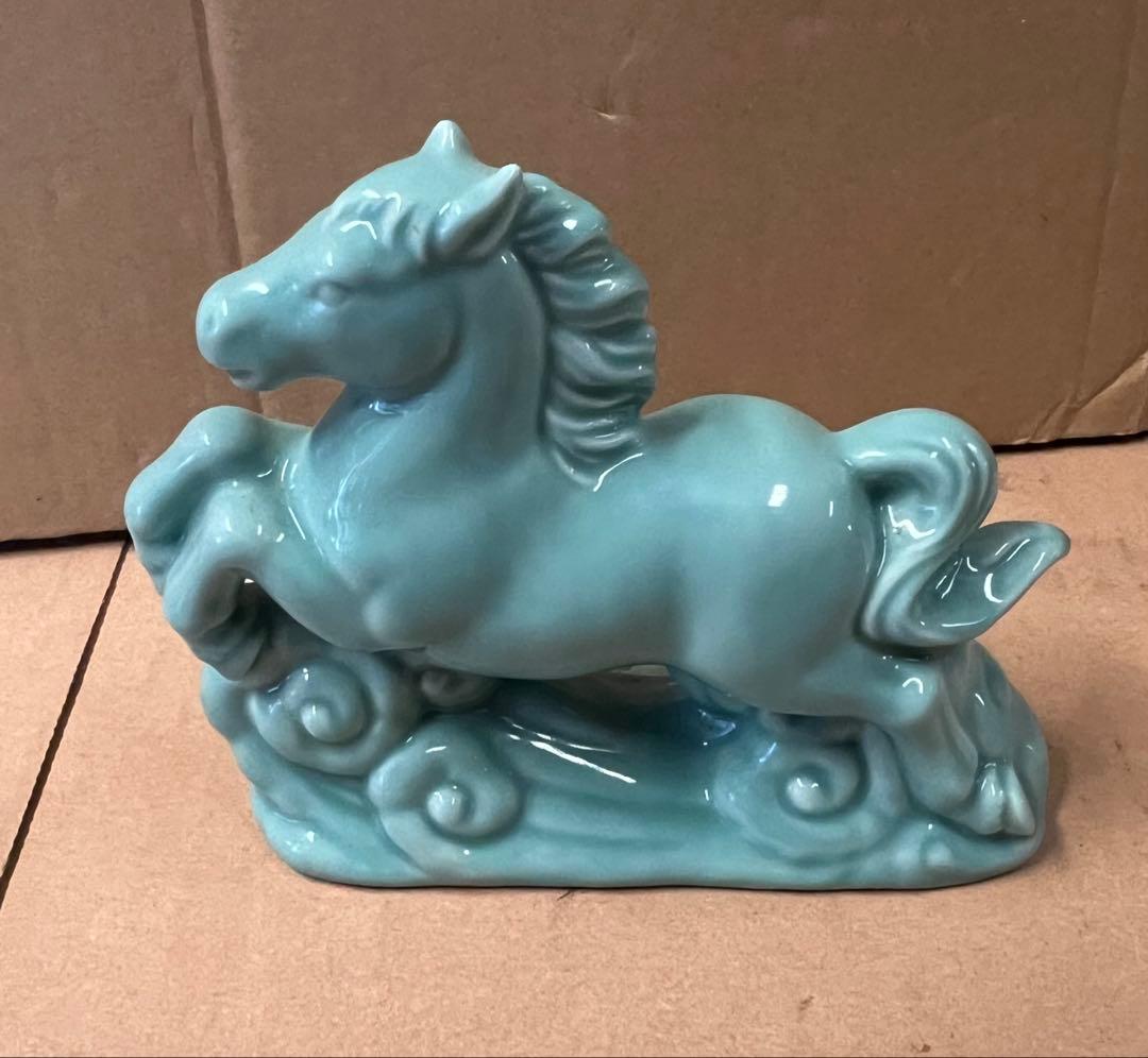 青緑色の陶器製馬の置物