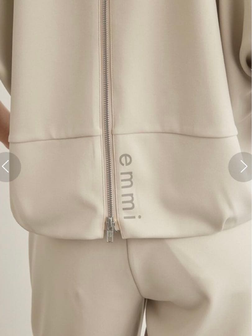 emmi atelier ワイドスリーブトップス　ヨガウェア