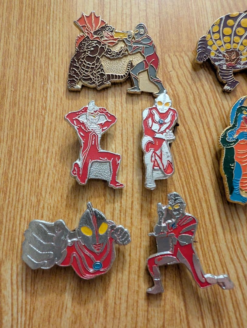 ウルトラマン　怪獣　小学館　ピンバッジ　18個セット　昭和レトロ