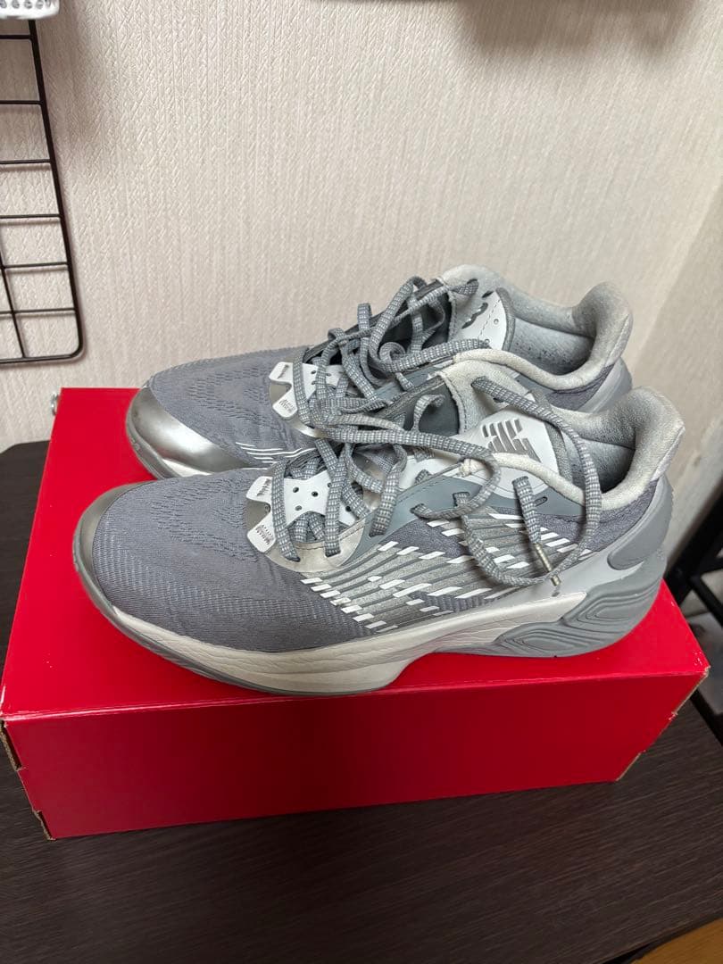 New Balance バスケットシューズグレー色