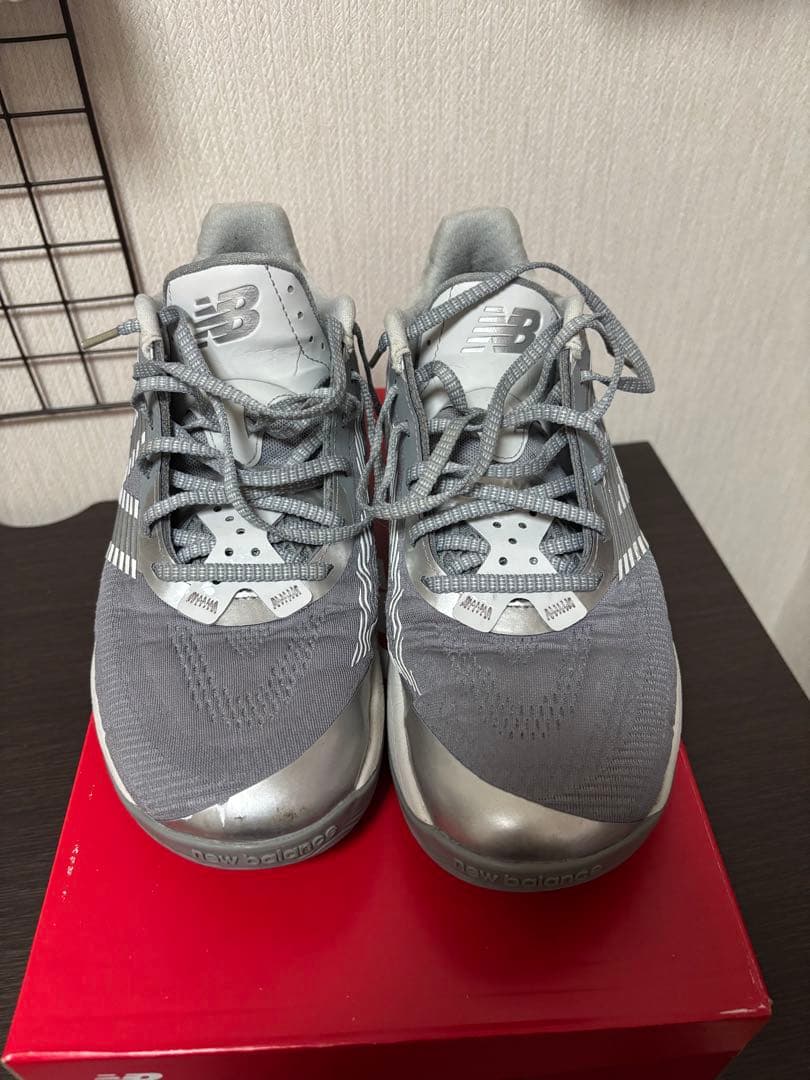 New Balance バスケットシューズグレー色