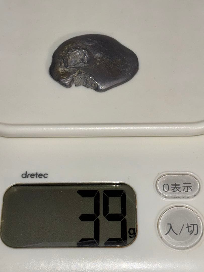 謎の銀色の塊