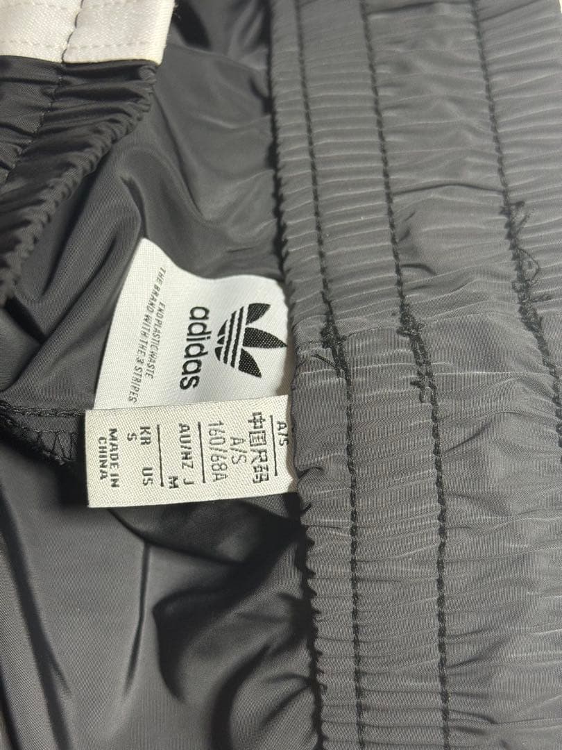 adidas オーバーサイズ トラックパンツ（ジャージ）