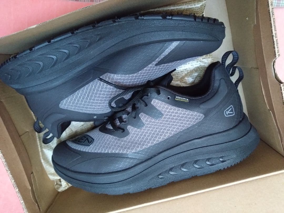 KEEN 防水ウォーキングシューズ