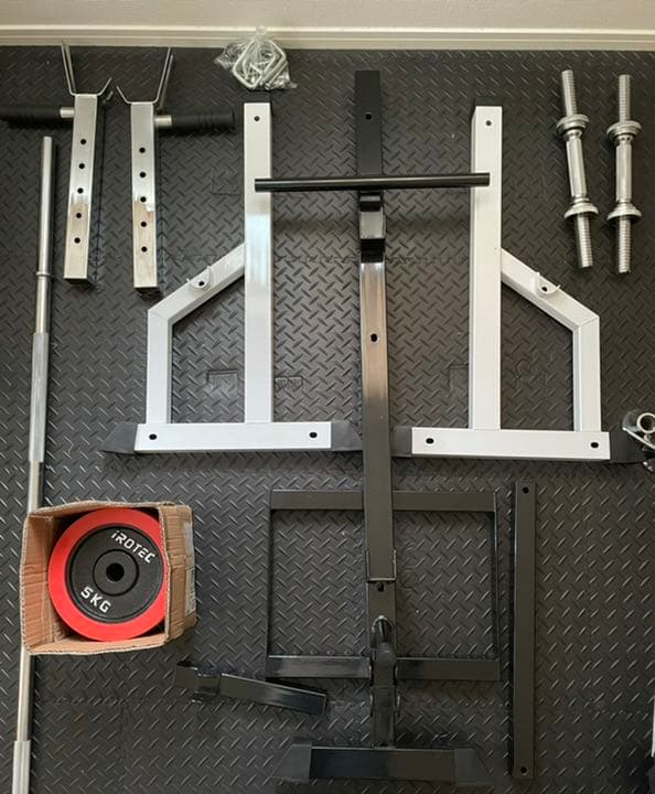 バーベルとダンベルが付いています。45kg設定です。引き取り可能な方のみ。