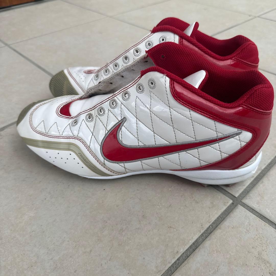 Nike ホワイト/レッド スパイクシューズ