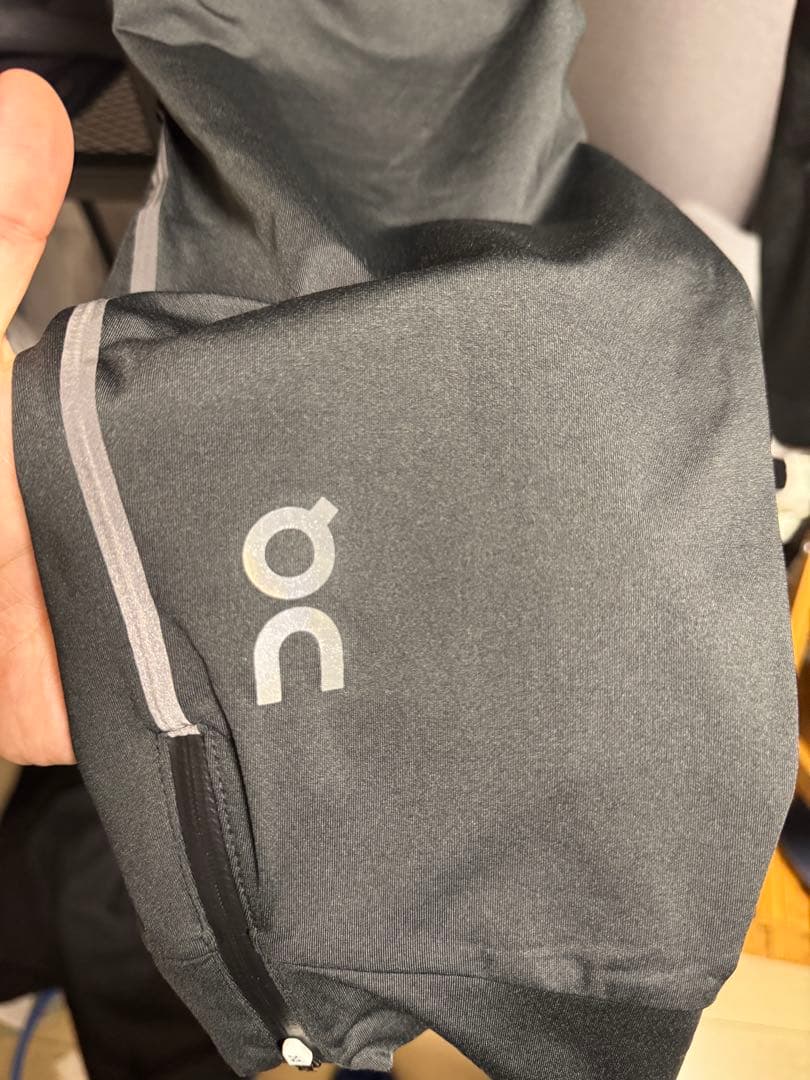 【美品】On メンズ ランニングパンツ ブラック 海外M（日本L）