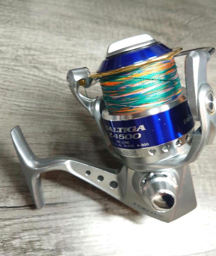 【美品】ダイワ SALTIGA Z 4500 スピニングリール