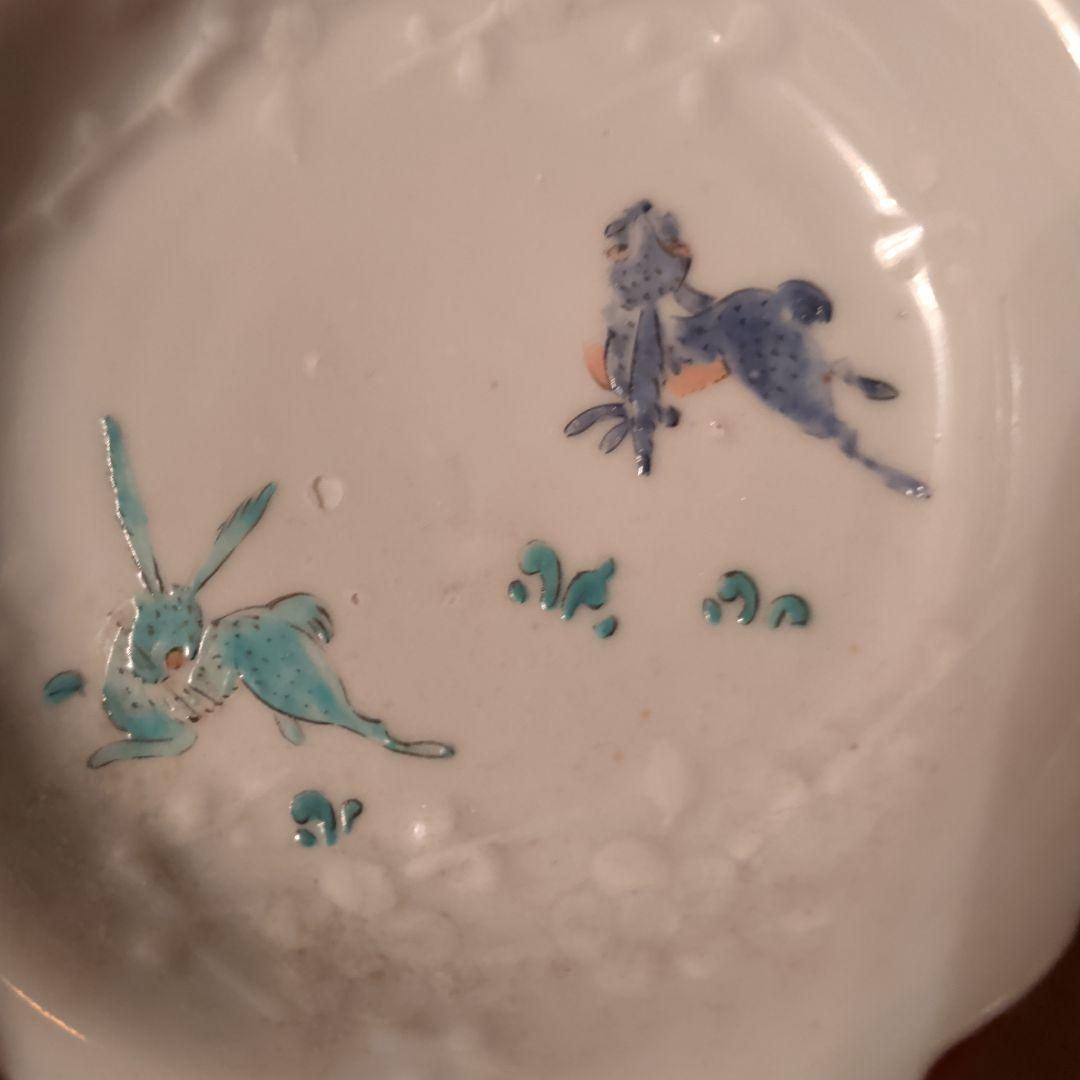 景徳鎮窯　陽刻梅紋　兎紋皿