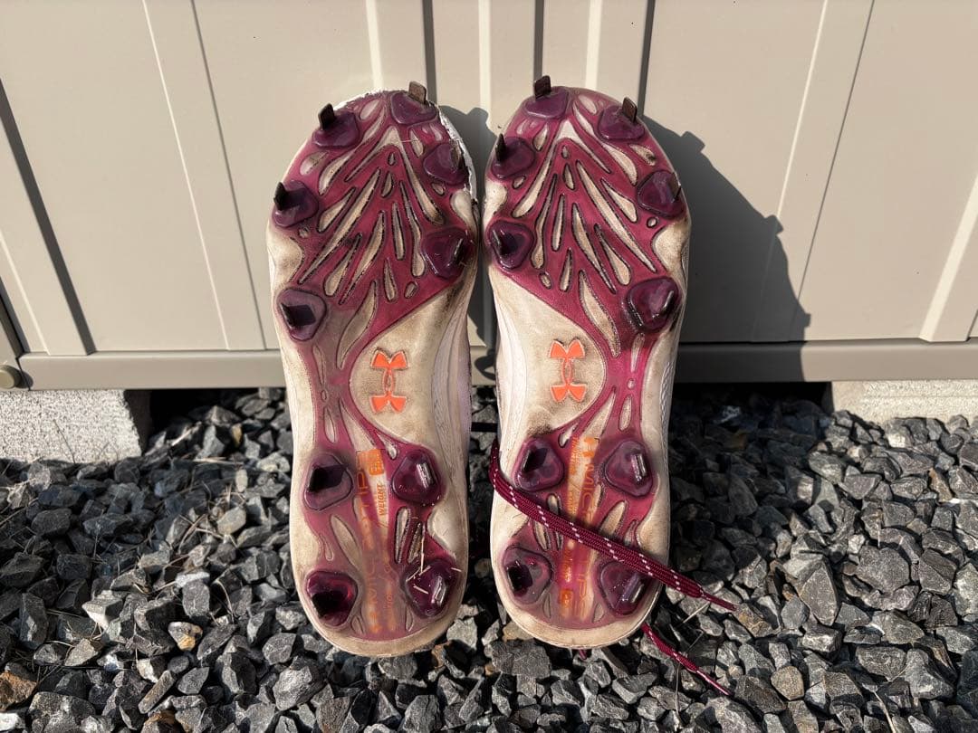アンダーアーマー 金具スパイク 白×エンジ 27.5cm