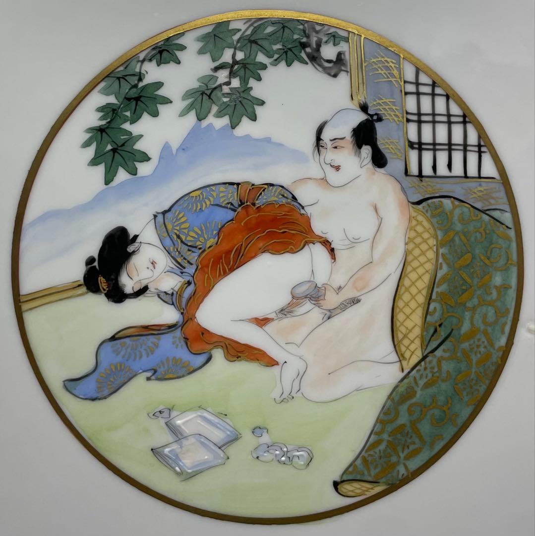 九谷焼　赤絵金彩　孔雀牡丹図　裏に春画　浮世絵　大皿　飾皿　箱付　r757