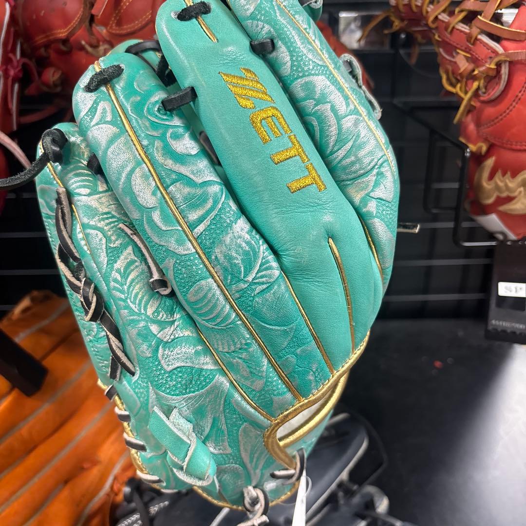ZETT ターコイズ 花柄エンボスグローブ