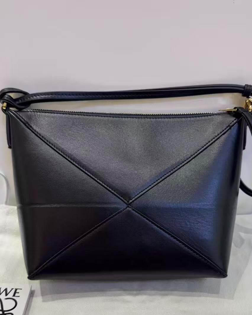 LOEWE ブラックレザーショルダーバッグ
