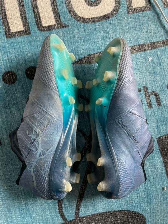 サッカースパイク ネメシス紐なし