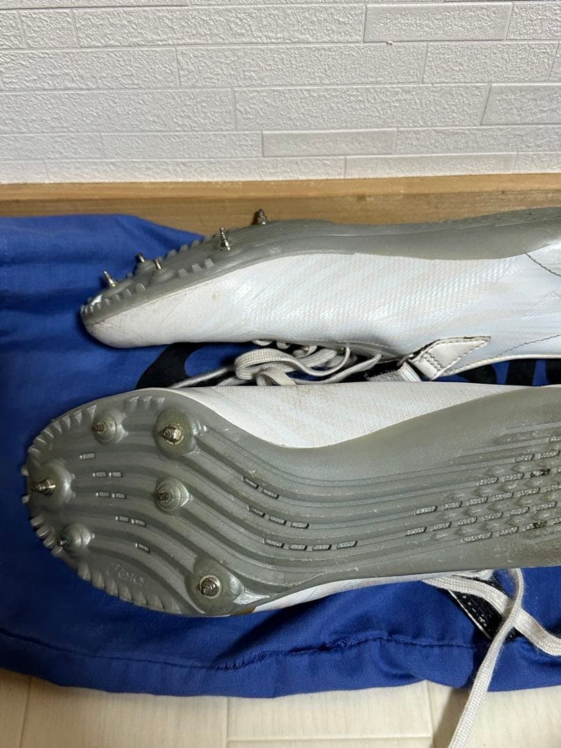 asics スパイクシューズ ホワイト/ゴールド
