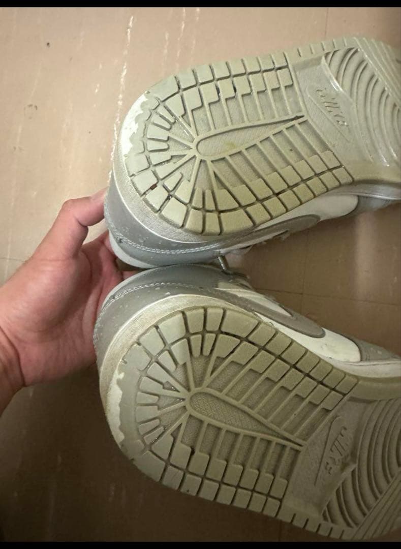Nike Air Jordan 1 Mid リネン　ホワイト/グレー