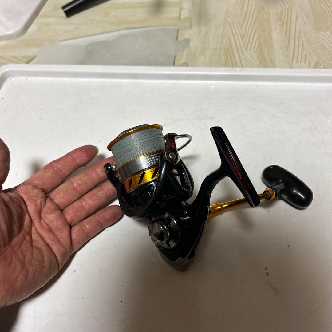 （DAIWA）のスピニングリール「15 レブロス（REVROS）」の4000
