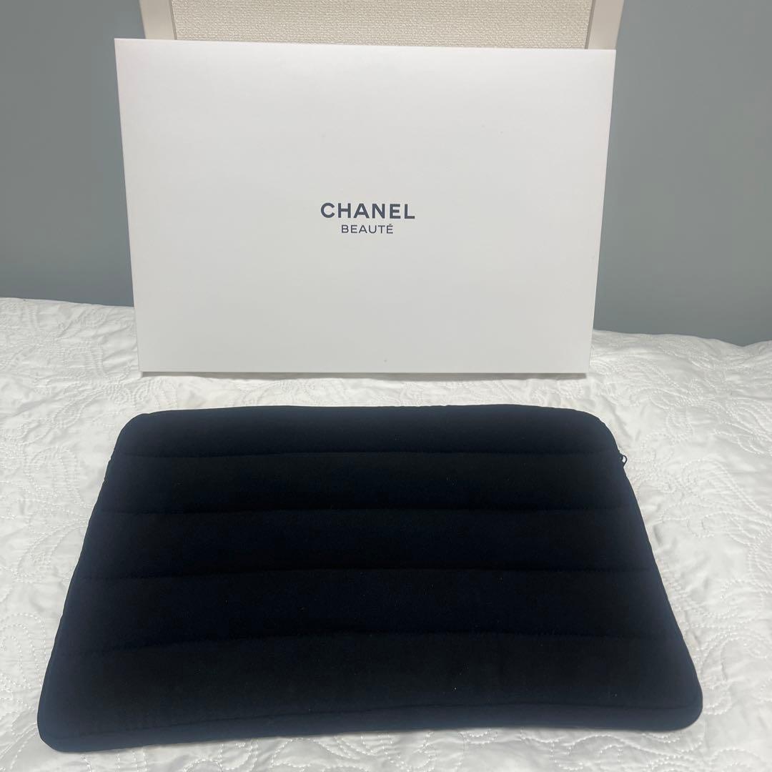 CHANEL クッションポーチ ブラック 約30cm x 20cm