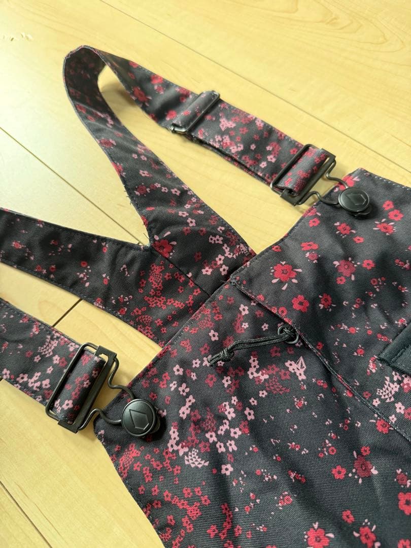 VOLCOM スノーボード オーバーオール 黒赤花柄