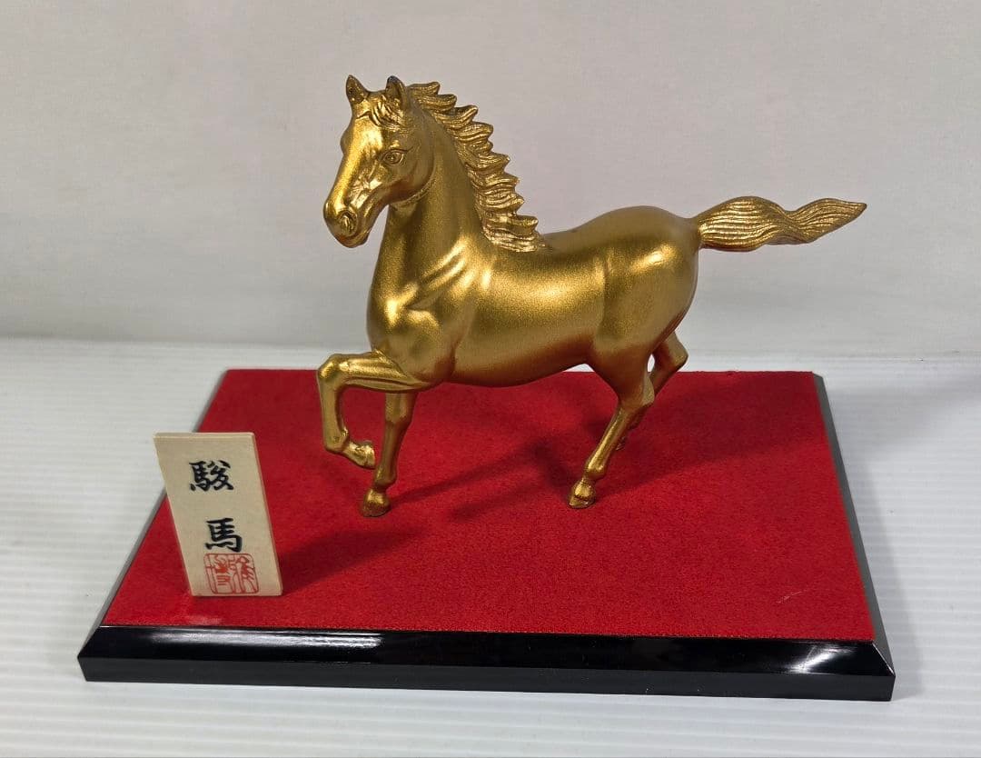 金色の馬の置物
