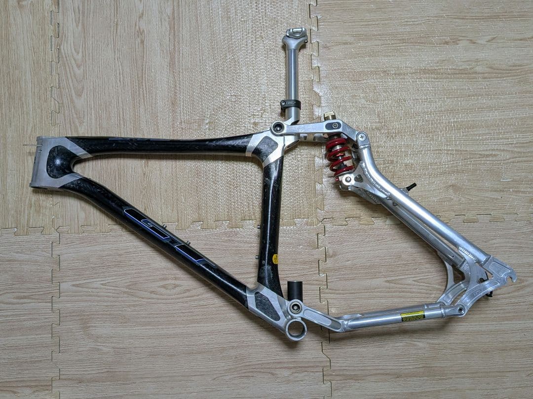 GT STS-2 カーボンMTBフレーム RockShox付