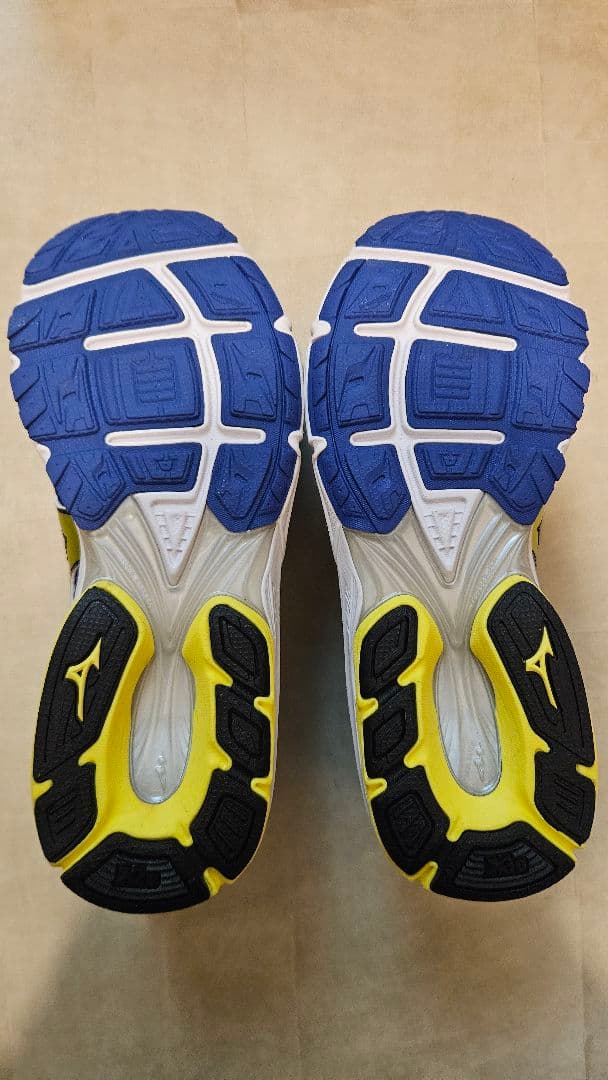 Mizuno「WAVE AERO 16（ウエーブエアロ16）」 ブルー/イエロー