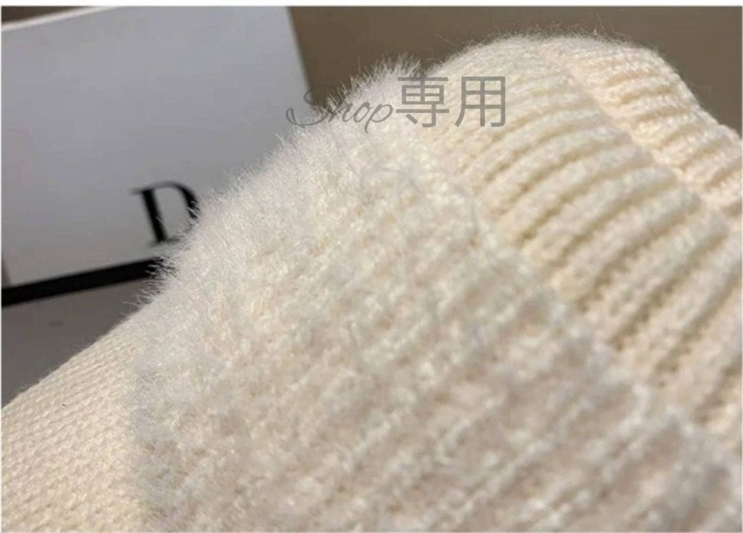 【新品】サンバイザー白　ニット帽 ゴルフ スポーツ　防寒 耳カバー 毛糸 ファー