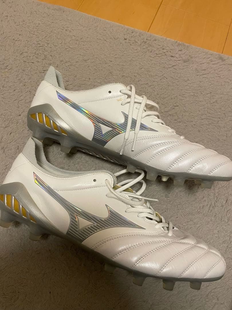 サッカースパイク　ミズノ モレリアNEO3 シャイニングカラー