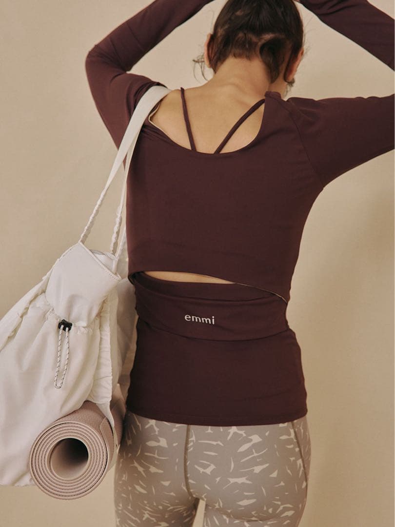emmi yoga新品紙タグ付き⭐️サステナレッチデザインプルオーバー水陸両用