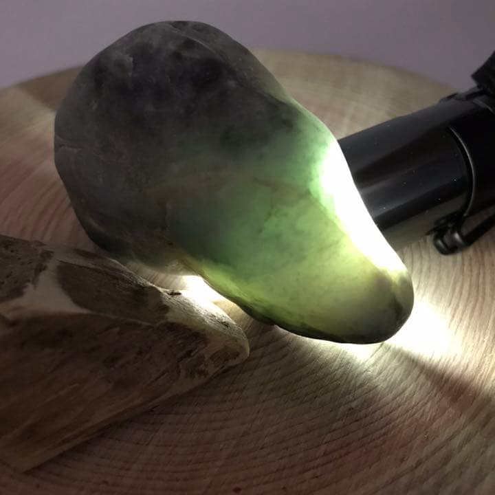 糸魚川翡翠原石【海岸】93g