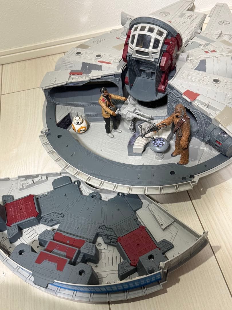 ミレニアムファルコン（STAR WARS）フィギュア付き※3月末まで送料込み
