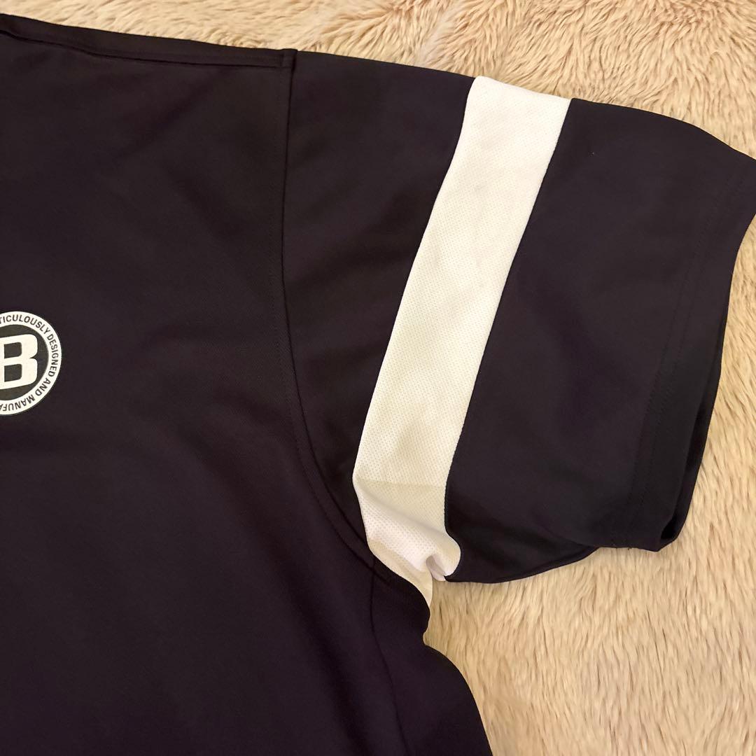 黒の半袖シャツ Bのロゴ付き