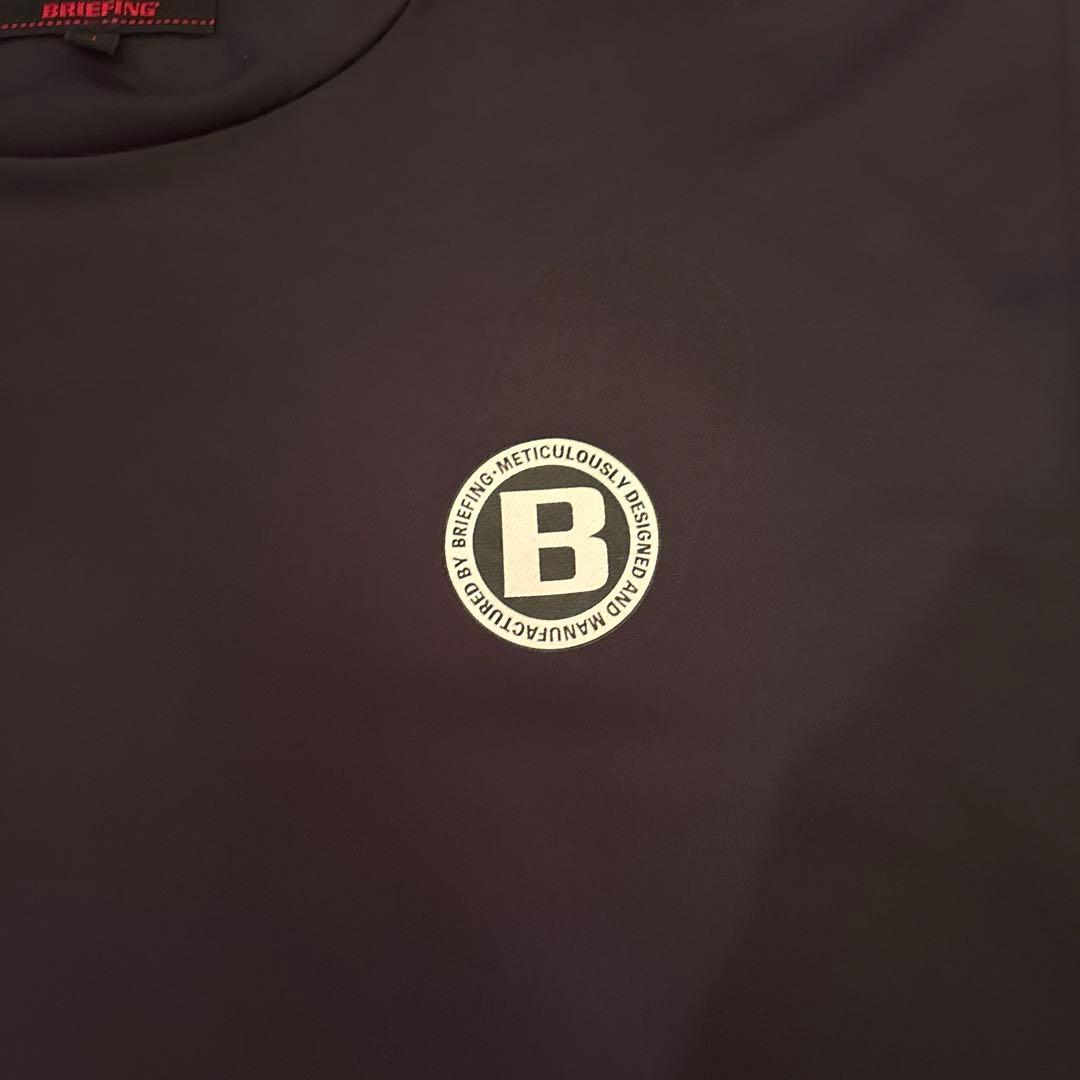黒の半袖シャツ Bのロゴ付き