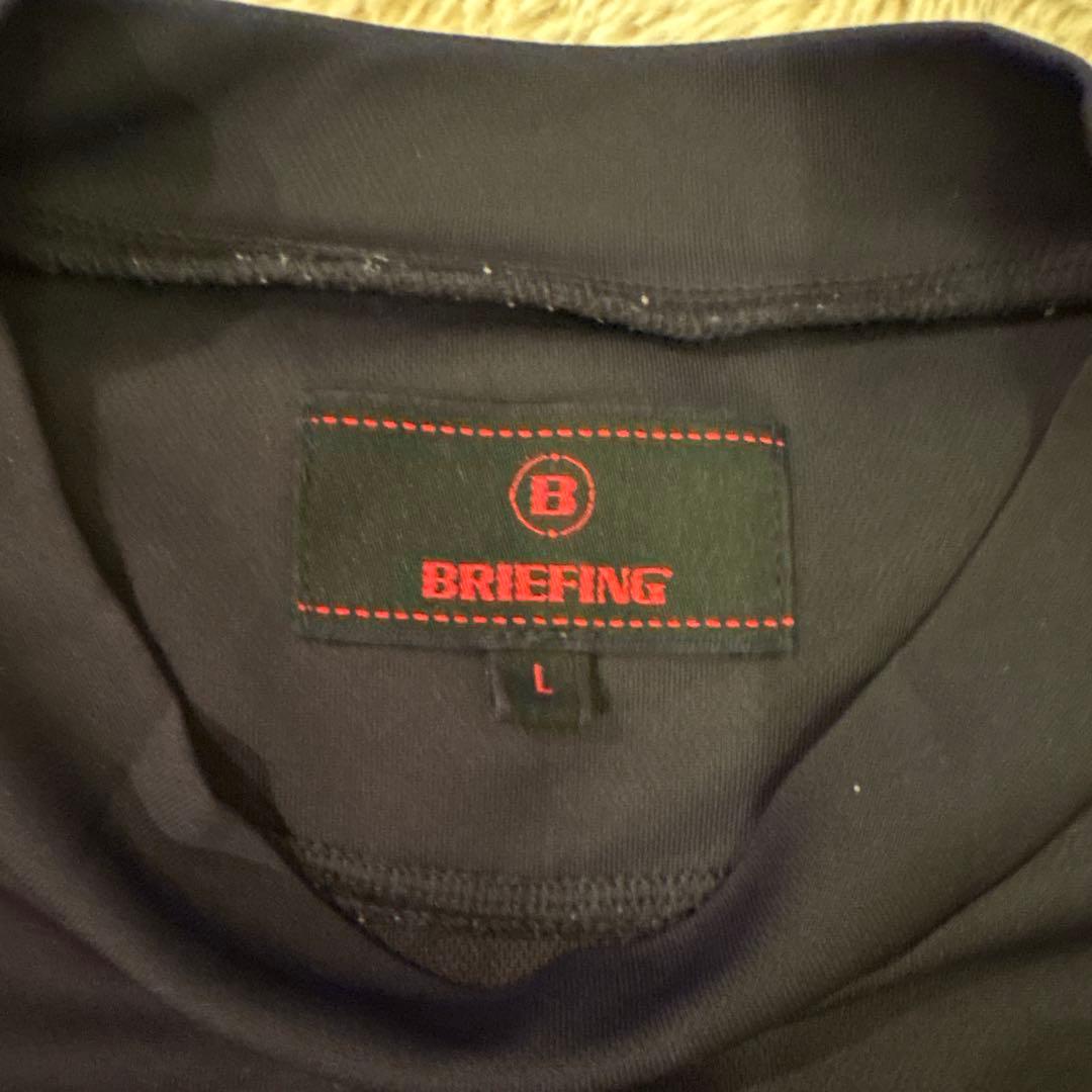 黒の半袖シャツ Bのロゴ付き