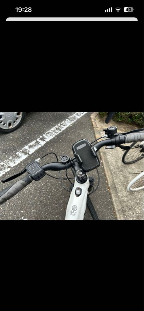 電動アシスト自転車 ホワイト 定価で15万ほどします。