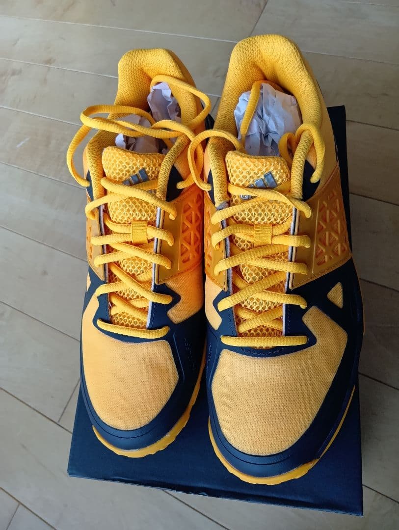 未使用　adidas バドミントンシューズueberschell　26.5cm