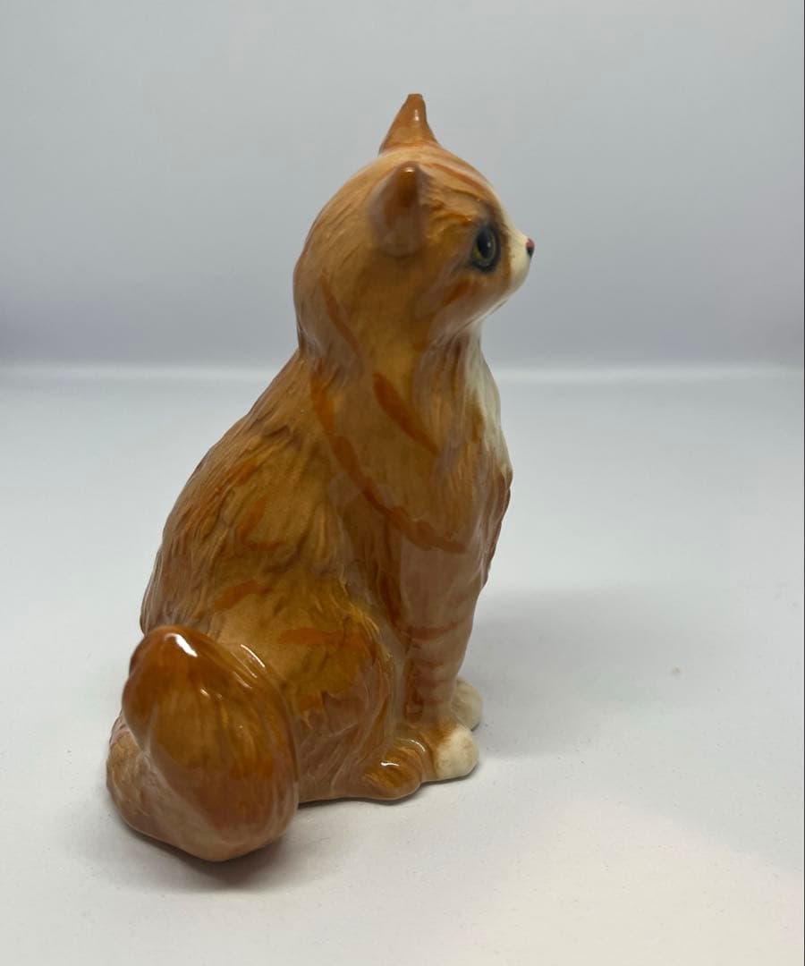 ロイヤルドルトン（猫の置物)
