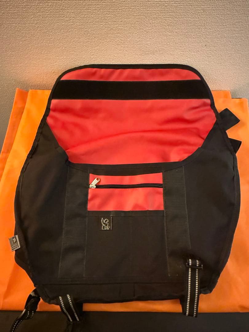 ・美品・CHROME メッセンジャーバッグ ブラック/レッド
