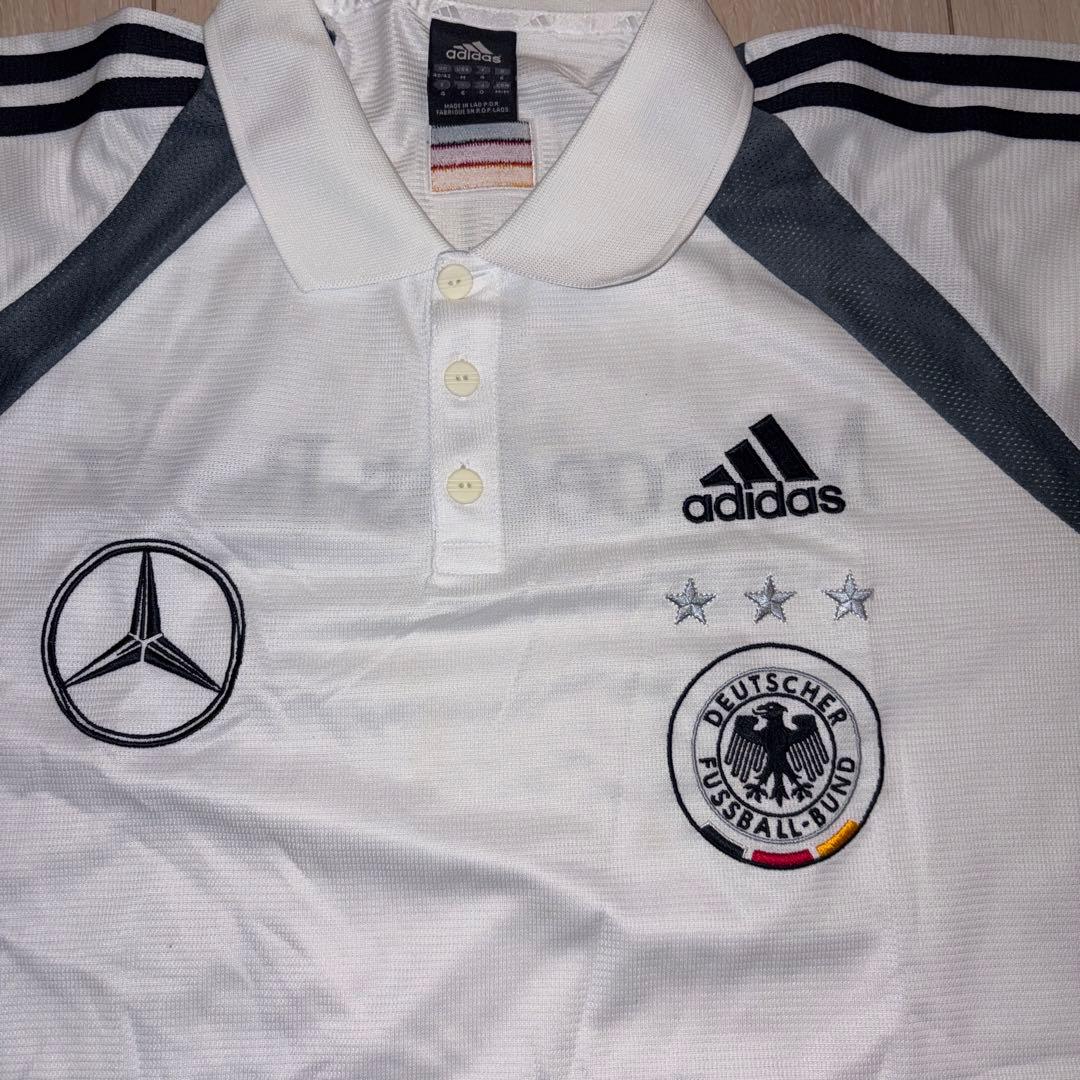 メルセデス・ベンツのロゴが入ったアディダス製のドイツ代表サッカーチームポロシャツ
