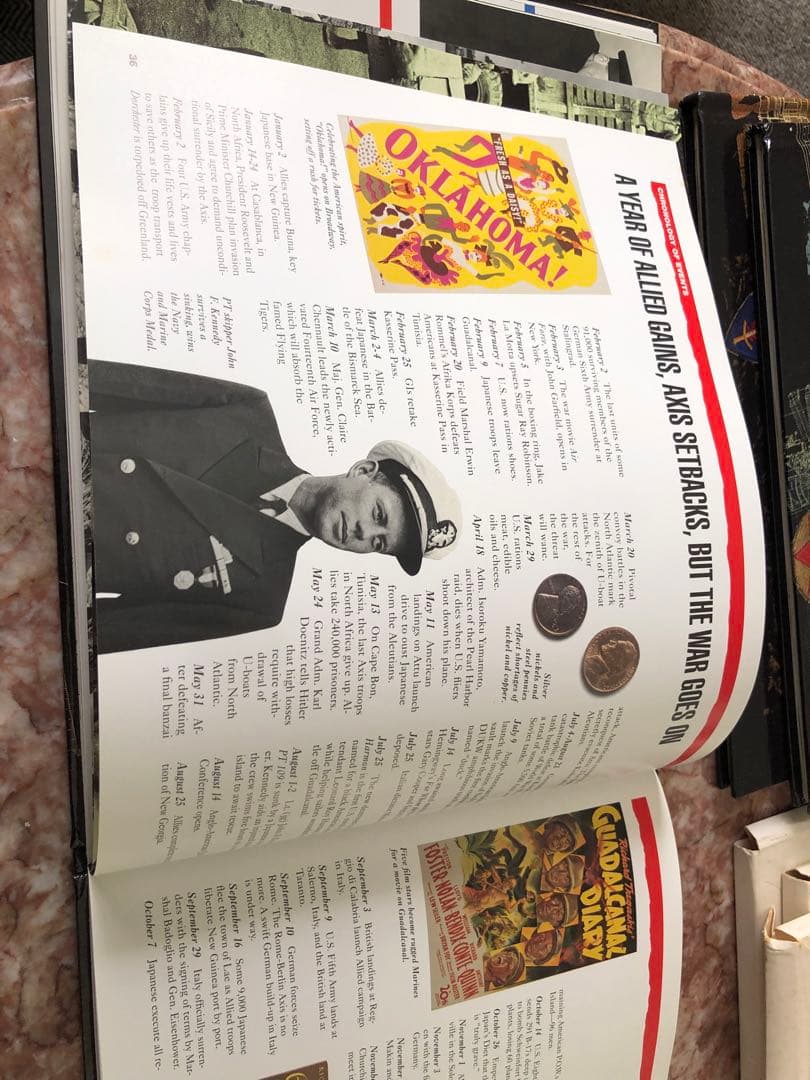 ①アメリカ郵便公社　World War II Remembered 切手アルバム