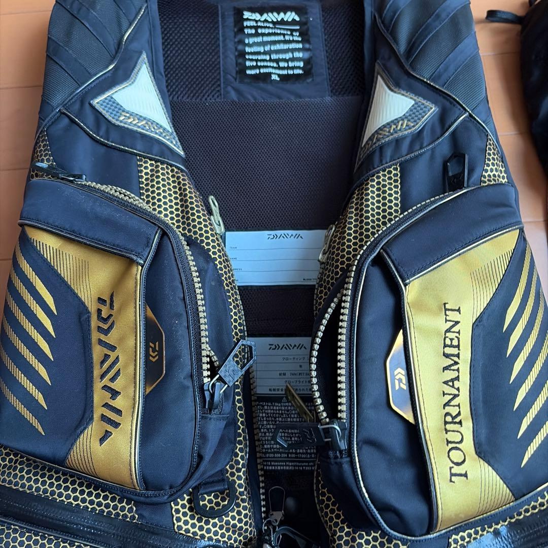 Daiwa TOURNAMENT フィッシングベスト ブラック/ゴールド