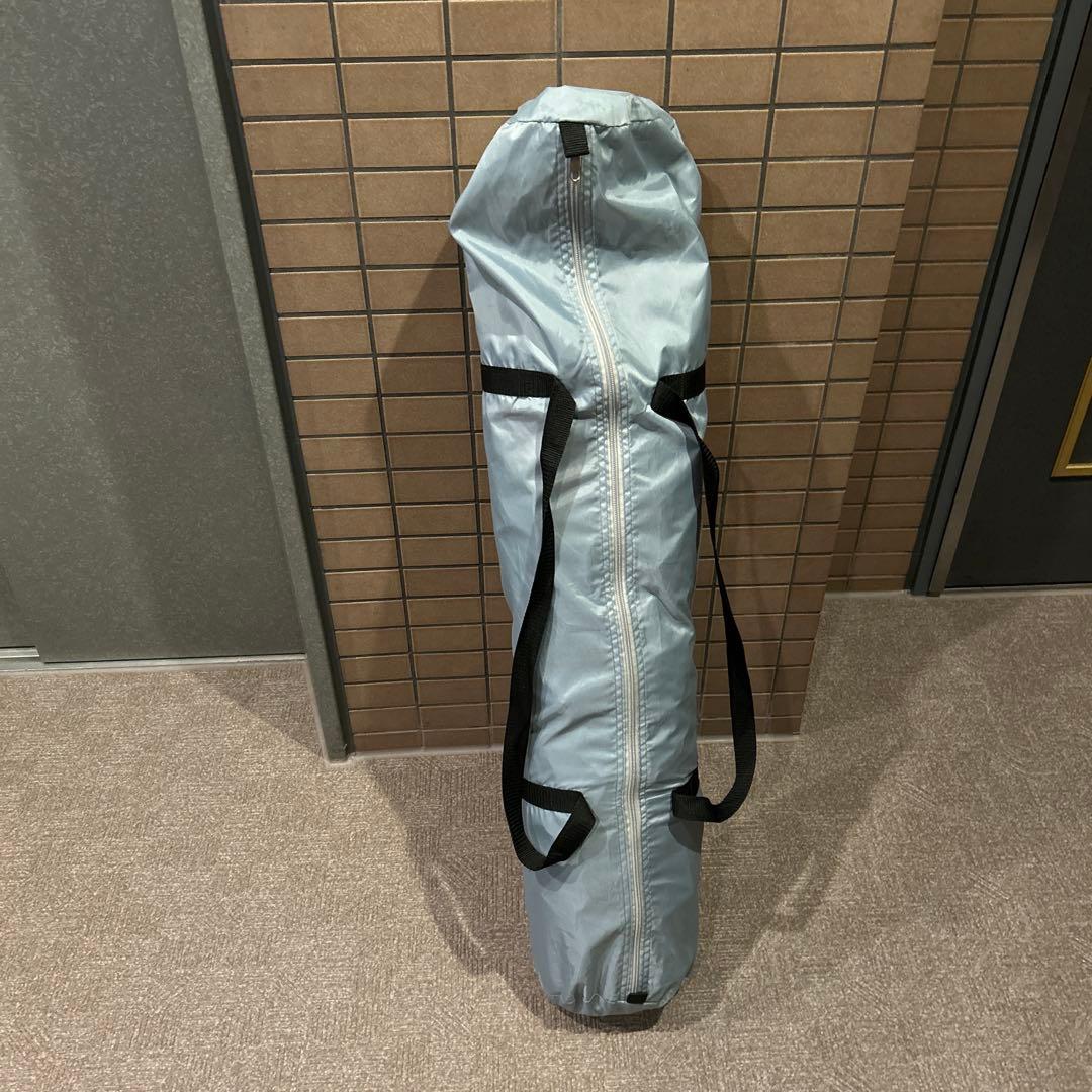 赤いポリエステル製テント型レインウェア