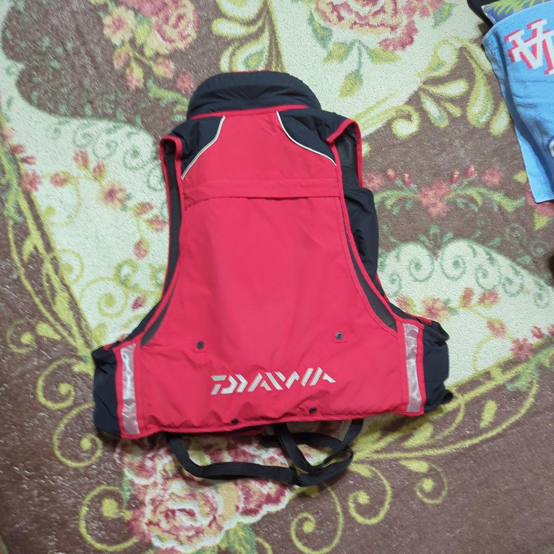 Daiwa ライフジャケット 赤黒