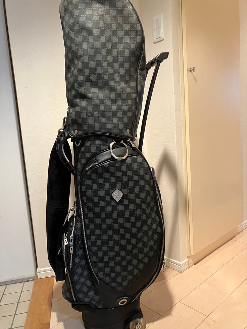 ゴルフキャディバッグ 黒とグレーのチェック柄