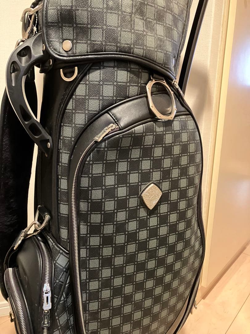 ゴルフキャディバッグ 黒とグレーのチェック柄