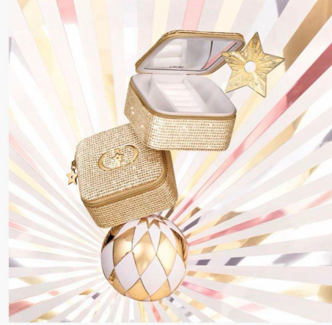 Dior ゴールド アクセサリーケース ラッピングしてます。
