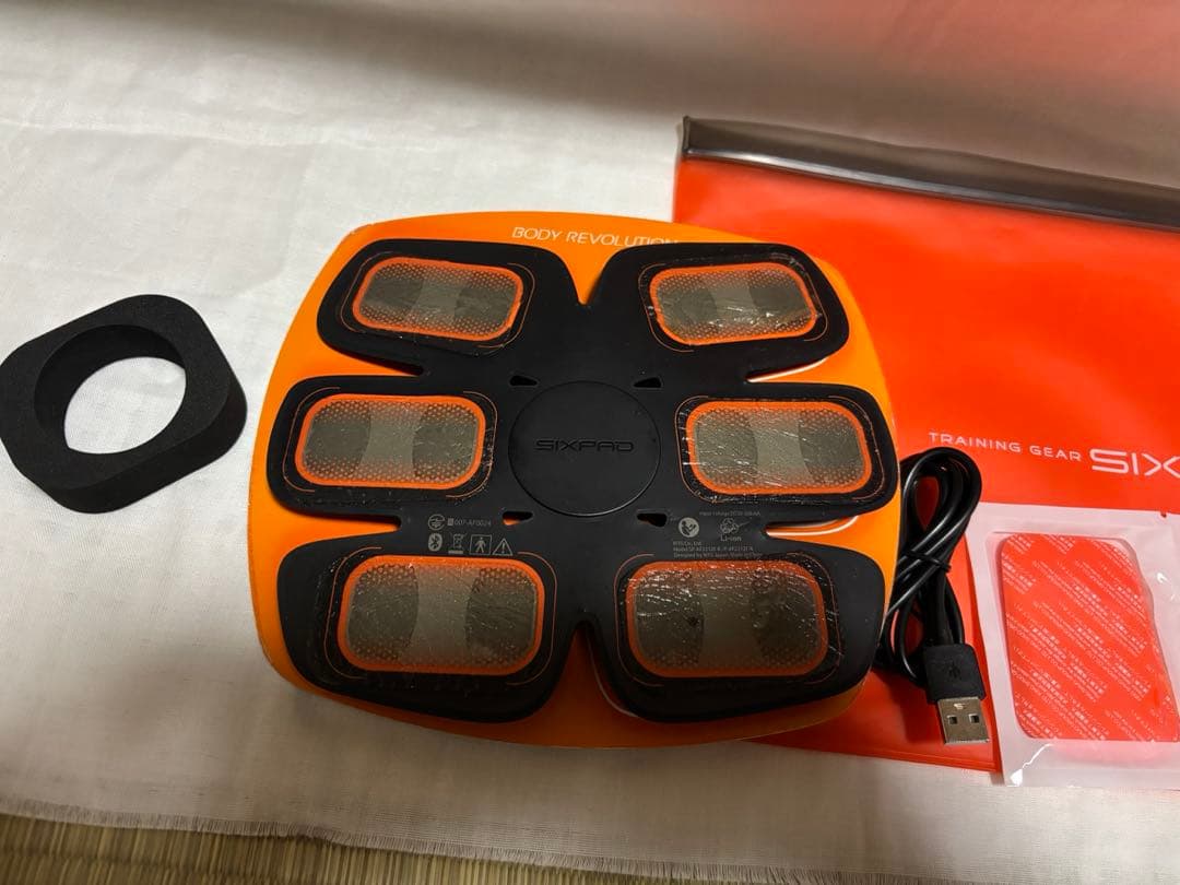 【週末大セール】【美品】ジェルシート付　SIXPAD アブズフィット2